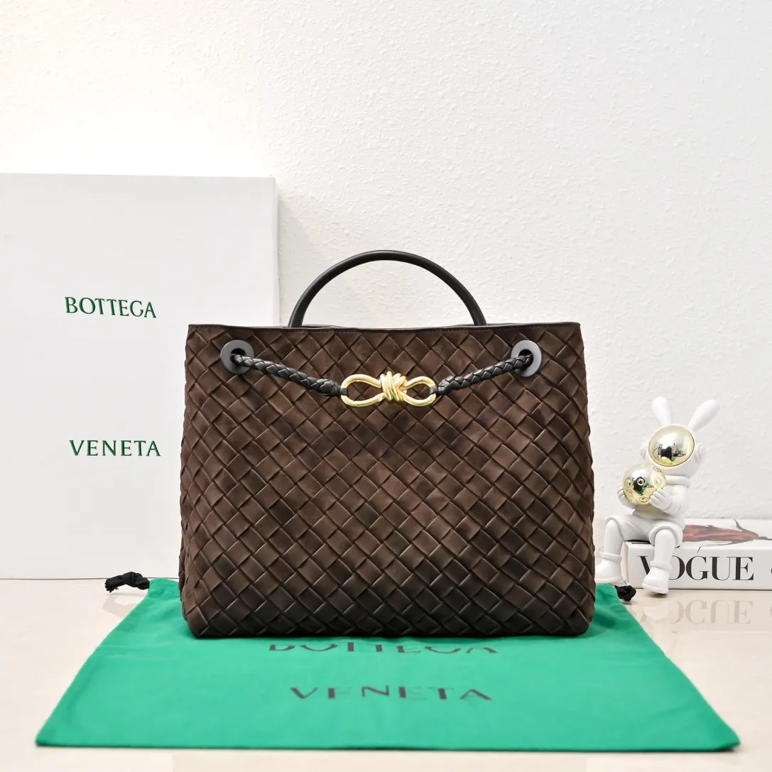 Batch 2360 BV new Andiamo is shipped‼ ️Really popular🔥The new Andiamo woven handbag launched by Bottega Veneta this season is really popular all over the world! ! Celebrities at home and abroad have worn it, and Oscar-winning actress Michelle Yeoh has taken it out on the street. Song Jia, Trai Yara, Yu Feihong, Sanji Ayaka, Rosie Hunting-Whiteley, Yoshioka Riho, etc. have all picked up this bag. It is classic and versatile, showing off its temperament, and the bag capacity is also large, which is very convenient for daily commuting! ! A variety of carrying methods, the shoulder straps can be adjusted by yourself, the original lambskin feels soft and delicate, and the unisex style breaks gender boundaries and brings a more practical and longer-lasting use experience. Andiamo, which has both elegant and casual styles, perfectly interprets the true appearance of "fashionable old money style". Style number: 8463 Size: 32*24*12